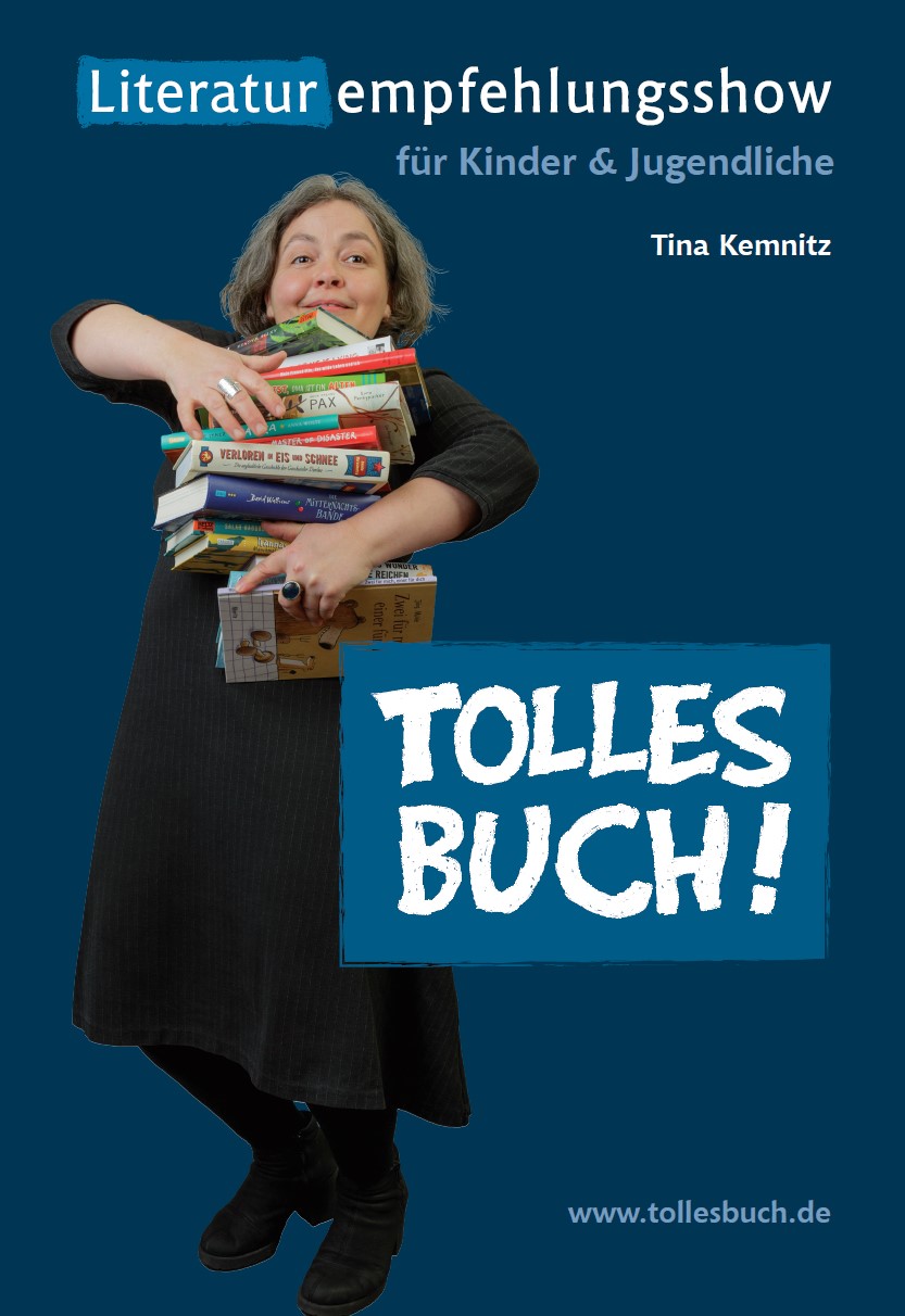 Tina Kemnitz mit Bücherstapel