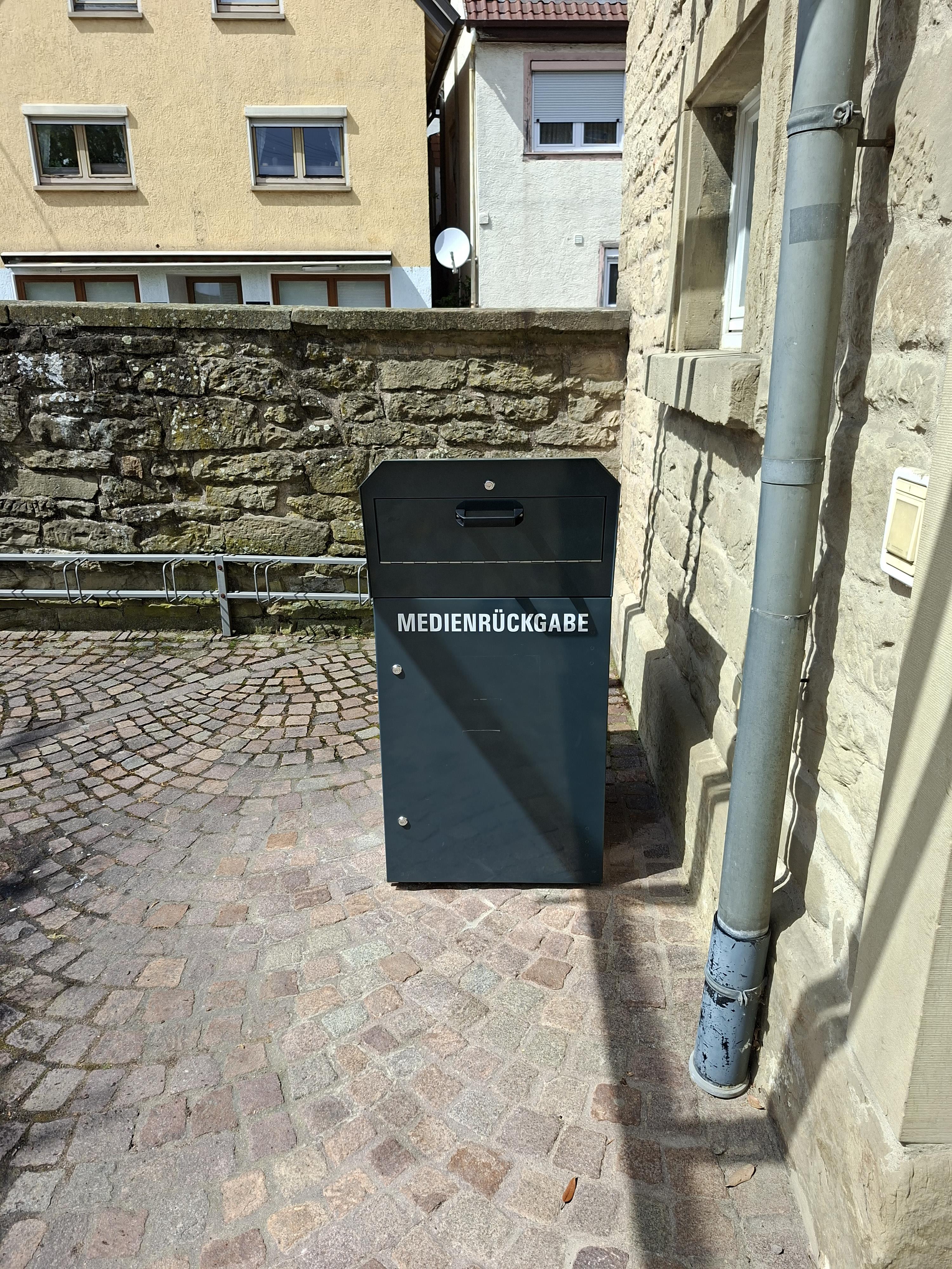 Foto Medienrückgabebox im Eingangsbereich der Bücherei